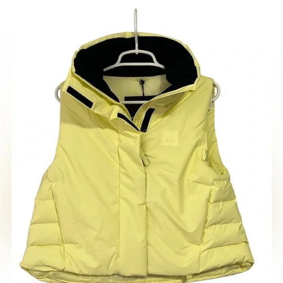 Rains NWT Women’s Loop W Vest. Size M. Color Straw ( yellow). Inside zip pocket - Picture 5 of 12